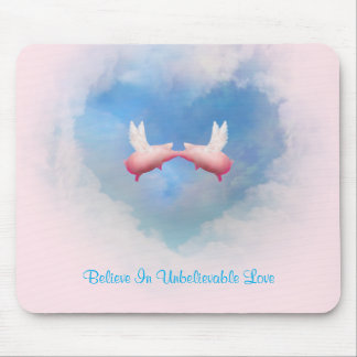 Schweine, die küssen an unglaubliche Liebe glauben Mousepad