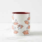 Schweine und Hühner springen. Zweifarbige Tasse (Mittel)