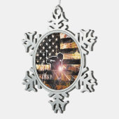 Schweißzangen und Flammen Schneeflocken Zinn-Ornament (Rechts)