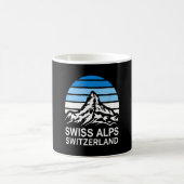 Schweizer Alpen Retro-Bergszene mit gestreiftem Hi Kaffeetasse (Mittel)