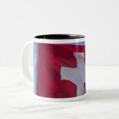 Schweizer Flagge Zweifarbige Tasse (Vorderseite Links)
