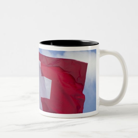 Schweizer Flagge Zweifarbige Tasse (Rechts)