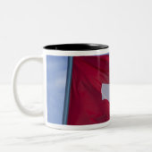 Schweizer Flagge Zweifarbige Tasse (Links)