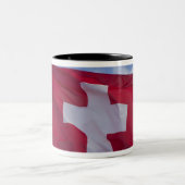 Schweizer Flagge Zweifarbige Tasse (Mittel)