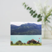 Schweizer Haus mit Flagge Postkarte (Stehend Vorderseite)