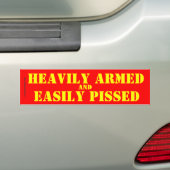 SCHWER BEWAFFNET und LEICHT PISSED Autoaufkleber (Auf Auto)
