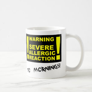 Schwere allergische Reaktion auf lustigen Morgenbe Kaffeetasse