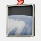 Schwere Wolkendecke über den Pazifik Silbernes Ornament (Links)