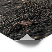 Schwert im Boden, bedeckt von Blätter Poster (Ecke)