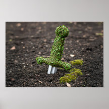 Schwert im Boden, bedeckt von Blätter