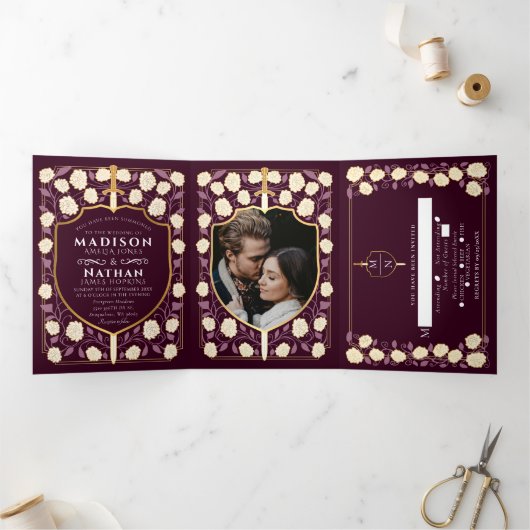 Schwert & Schild Mittelalterliche Fantasie Hochzei Dreifach Gefaltete Einladung (Innenseite)