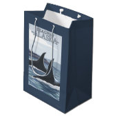 Schwertwal-Wale #1 - Skagway, Alaska Mittlere Geschenktüte (Rückseite Schrägansicht)