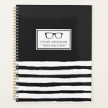 Schwerwiegende Spektakel | Wochenpläne und Stuff Planer<br><div class="desc">Behalt deinen Geist organisiert mit diesem lustigen und leicht gestreiften Planer. Es verfügt über eine Brillengläser im Retro-Look,  gefolgt von Ihrem Namen in einem klassischen Schriftart darunter. Um das Ganze herum befinden sich stilisierte schwarz-weiße Streifen,  die den Retro-Look ausgleichen.</div>