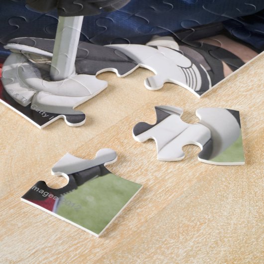 Schwerwiegender Lacrosse-Spieler, der Crosse hält Puzzle (Seite)