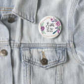 Schwester der Braut Lila Blumen Hochzeit Button (Beispiel)