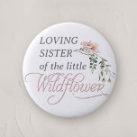 Schwester einer kleinen Wildblume Kindermädchendus Button<br><div class="desc">Feiern Sie die Ankunft Ihres kleinen Hauses mit unserem "Pink Wildblume Baby Girl Shower Button Button", eine perfekte Ergänzung zu jeder Babydusche mit seiner charmanten Wildblume und rosa Thema. Dieses wunderschön gestaltete Knopfdruck-Button enthält das Wort "Wildblume" in eleganter, klassischer Kalligrafie, die oben mit einer zarten Aquarellfarbe rosa Wildblume geschmückt ist...</div>