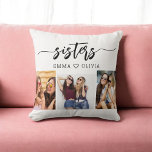 Schwestern 3 Foto Collage Keepake Geschenk Kissen<br><div class="desc">Feiern Sie die Schwesternschaft mit dem Sisters 3 Foto Collage Keepake Geschenkkissen werfen. Dieses personalisierte Kissen besticht durch eine wunderschön arrangierte Collage aus drei hochgeschätzten Fotos, in der besondere Momente der Geschwister vereint werden. Es ist aus hochwertigen Materialien gefertigt und verleiht jedem Raum eine stilvolle und gefühlvolle Touch, die sich...</div>