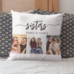 Schwestern 3 Foto Collage Keepake Geschenk Kissen<br><div class="desc">Feiern Sie die Schwesternschaft mit dem Sisters 3 Foto Collage Keepake Geschenkkissen werfen. Dieses personalisierte Kissen besticht durch eine wunderschön arrangierte Collage aus drei hochgeschätzten Fotos, in der besondere Momente der Geschwister vereint werden. Es ist aus hochwertigen Materialien gefertigt und verleiht jedem Raum eine stilvolle und gefühlvolle Touch, die sich...</div>