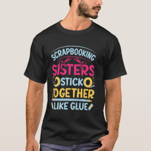 Schwestern, die Scrapbooking betreiben, halten wie T-Shirt