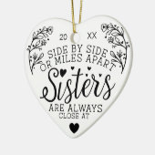 Schwestern im Herzen Foto halten Weiß Keramik Ornament (Links)