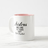 Schwestern sind wie Fatthights, die sie zusammenkl Zweifarbige Tasse (Vorderseite Links)