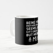 Schwiegermutter zu sein scheint Geschenk genug Kaffeetasse (Vorderseite Links)