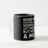 Schwiegermutter zu sein scheint Geschenk genug Zweifarbige Tasse (Vorderseite Links)