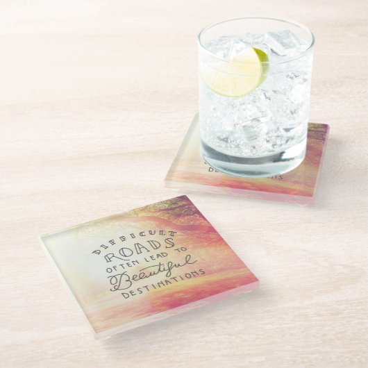 Schwierige Straße führt zu schönen Reisezielen Glasuntersetzer (Schrägansicht)