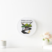 Schwierige Straßen führen zu schönen Destinationen Runde Wanduhr (Zuhause)