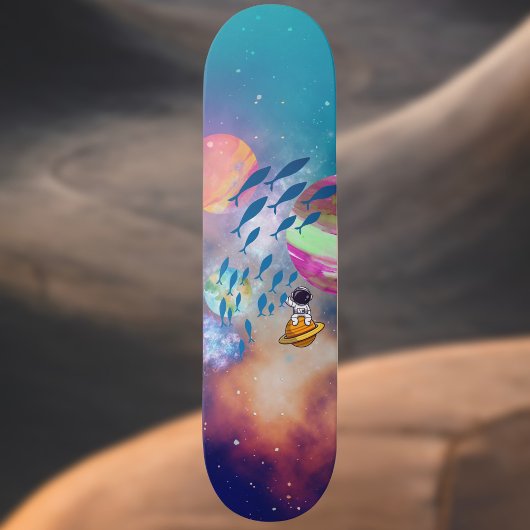 Schwimmastronaut, der im Weltraum fliegenden Fisch Skateboard