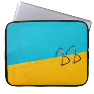 Schwimmbad mit Leiter aus nicht rostendem Stahl Laptopschutzhülle