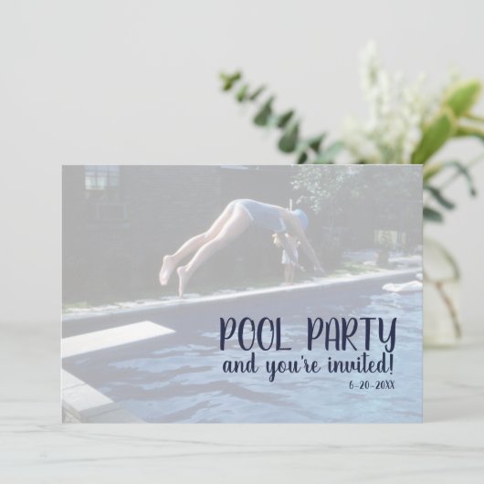 Schwimmbad Party Mitte Jahrhundert Badeanzug Einladung (Stehend Vorderseite)