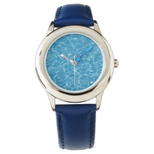 Schwimmbadverkleidung mit blauen Nummern beobachte Armbanduhr
