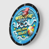 Schwimmbecken mit entspannender, lebendiger Atmosp Große Wanduhr (Winkel)