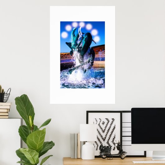 Schwimme mit Delphinbrunnen Poster (Heimbüro)