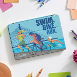 SCHWIMMEN. FAHRRAD. LAUFEN. TRIATHLON seit 20XX iPad Pro Cover<br><div class="desc">Triathlon-Inspiriert iPad Cover, speziell für Multisport-Liebhaber wie Sie konzipiert. Dieses auffällige Cover präsentiert einen dynamischen Print mit einem Schwimmer, Radfahrer und Läufer, der die drei Säulen des Triathlons symbolisiert. Das lebendige Design hebt sich vor einem auffallend blauen Hintergrund ab und schafft ein optisch ansprechendes und motivierendes Accessoire zum Schutz Ihres...</div>