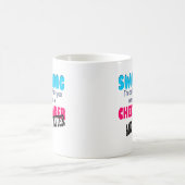 Schwimmen gegen Cheerleading Kaffeetasse (Mittel)