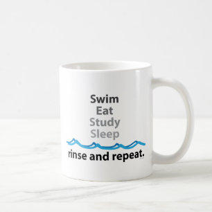 Schwimmen, isst, studiert, schläft… Spülen und Kaffeetasse