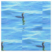 Schwimmen-Kormoran auf blauem Muster Stoff (Nahaufnahme)