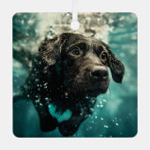 Schwimmen Labrador Puppy Underwater Design Ornament Aus Metall (Vorderseite)