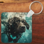 Schwimmen Labrador Puppy Underwater Design Schlüsselanhänger (Rückseite)