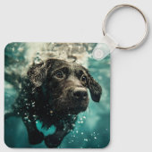 Schwimmen Labrador Puppy Underwater Design Schlüsselanhänger (Rückseite)
