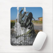 Schwimmen mit Delphinbrunnen Mousepad (Mit Mouse)