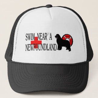 Schwimmen nahe einem Neufundland Truckerkappe