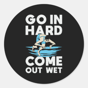 Schwimmen Sie in harter Fahrt mit dem Schwimmer Runder Aufkleber
