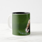Schwimmen-Tiger-Tasse Zweifarbige Tasse (Vorderseite Links)