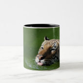 Schwimmen-Tiger-Tasse Zweifarbige Tasse (Mittel)