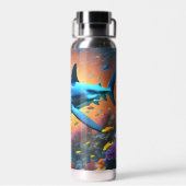 Schwimmen von Hai im Ozean Trinkflasche (Rückseite)