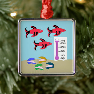 Schwimmende rote und schwarze Fische mit Muscheln: Ornament Aus Metall