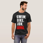 SCHWIMMENDE RUNNING KONA 2023 TRIATHLETE MENS T-Shirt (Vorne ganz)